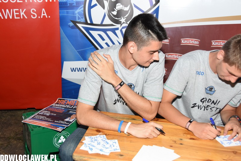 Koszykarze rozdawali autografy