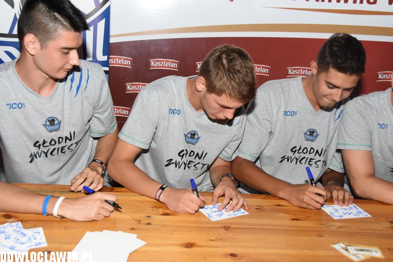Koszykarze rozdawali autografy