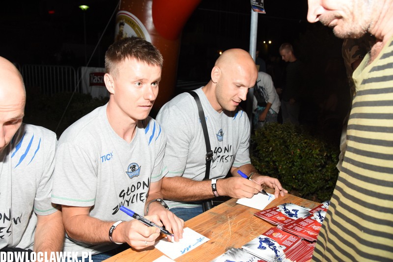 Koszykarze rozdawali autografy
