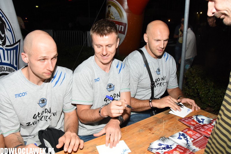 Koszykarze rozdawali autografy