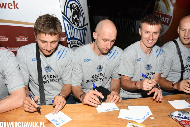 Koszykarze rozdawali autografy