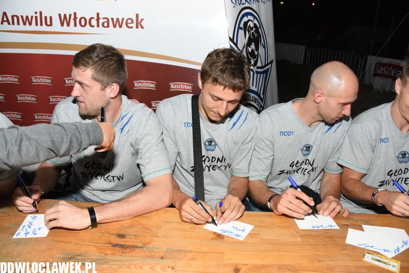 Koszykarze rozdawali autografy