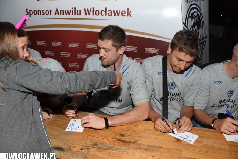 Koszykarze rozdawali autografy
