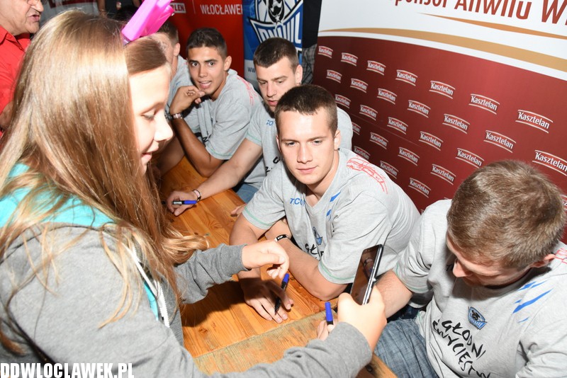 Koszykarze rozdawali autografy