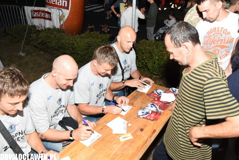 Koszykarze rozdawali autografy