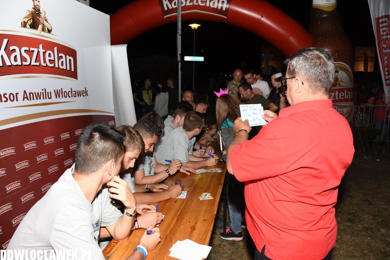 Koszykarze rozdawali autografy
