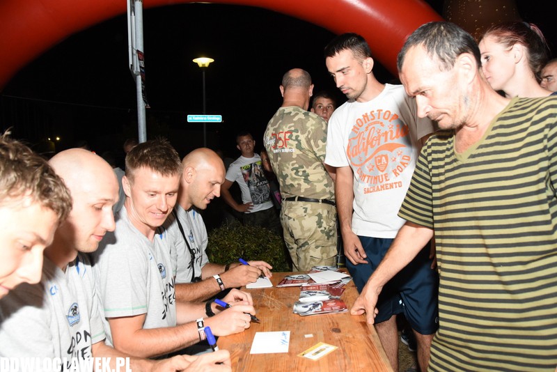 Koszykarze rozdawali autografy