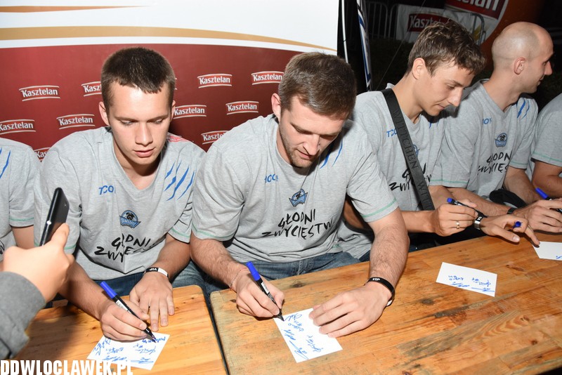 Koszykarze rozdawali autografy