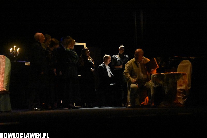 Narodowe czytanie Lalki w teatrze