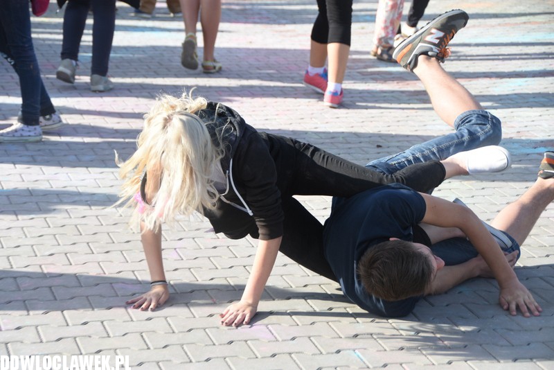 Kolor Fest przy basenie