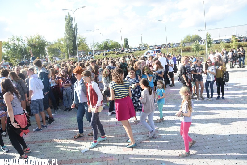 Kolor Fest przy basenie