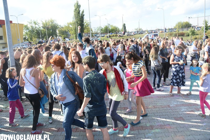 Kolor Fest przy basenie