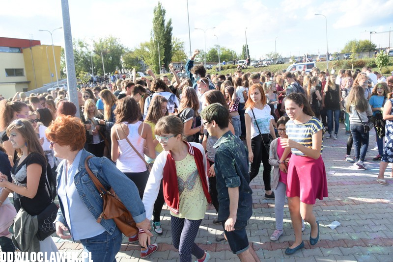Kolor Fest przy basenie
