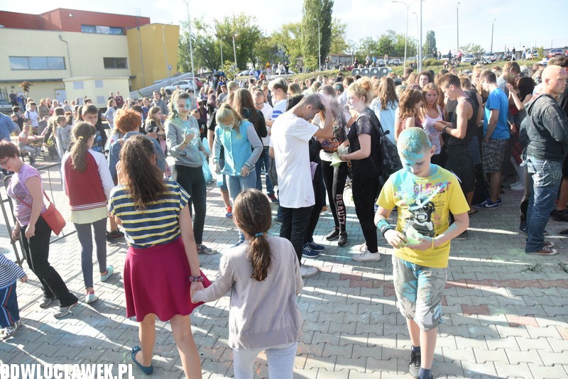 Kolor Fest przy basenie