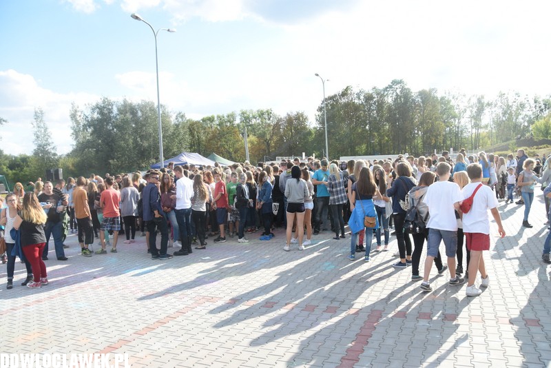 Kolor Fest przy basenie