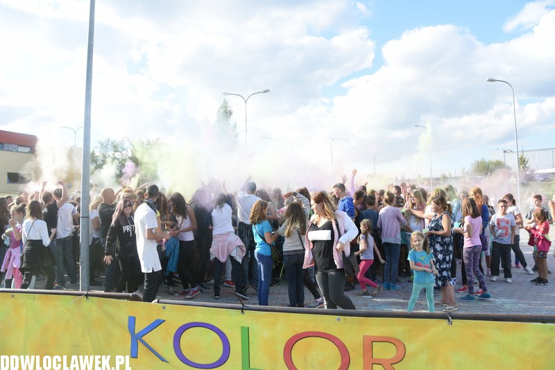 Kolor Fest przy basenie