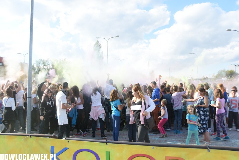 Kolor Fest przy basenie