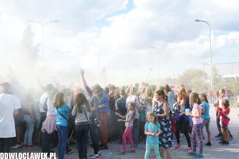 Kolor Fest przy basenie