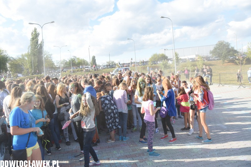 Kolor Fest przy basenie