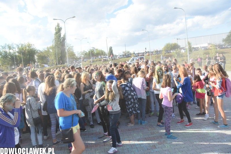 Kolor Fest przy basenie