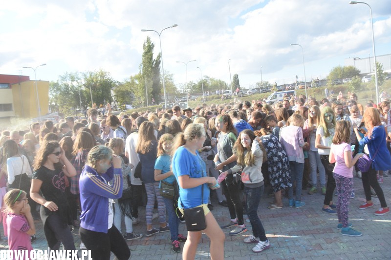 Kolor Fest przy basenie
