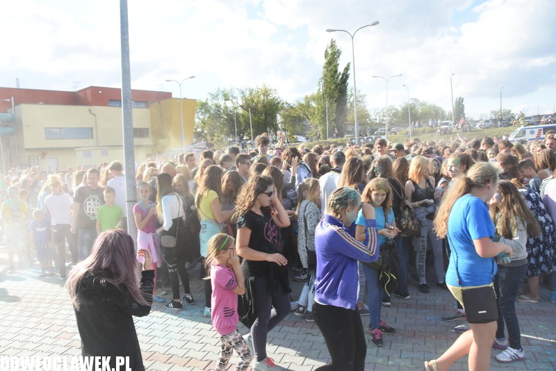 Kolor Fest przy basenie
