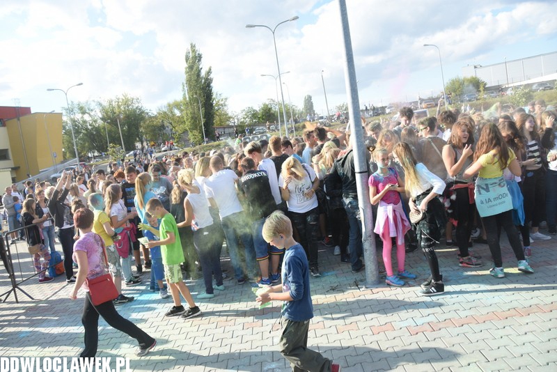 Kolor Fest przy basenie