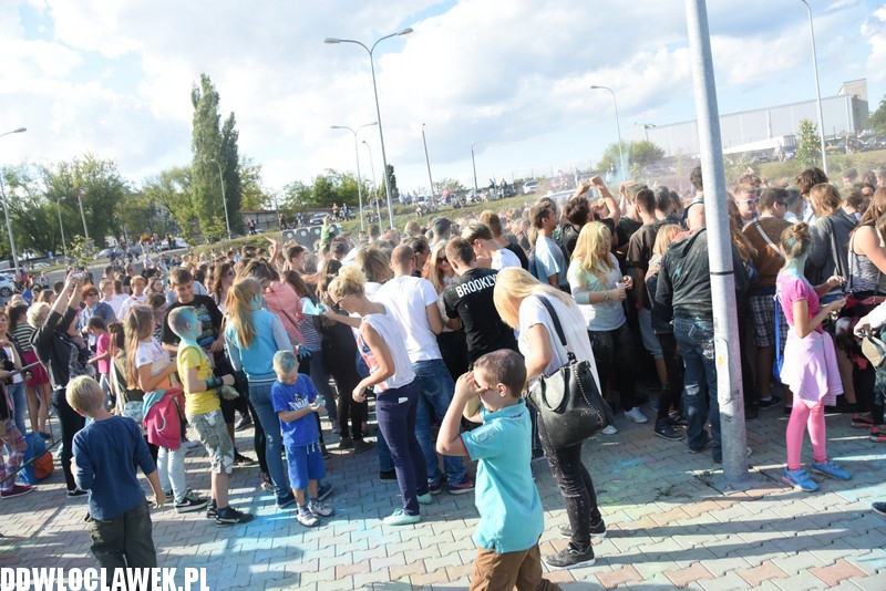 Kolor Fest przy basenie