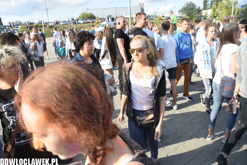 Kolor Fest przy basenie