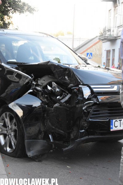 Uderzył autem w drzewo na Brzeskiej