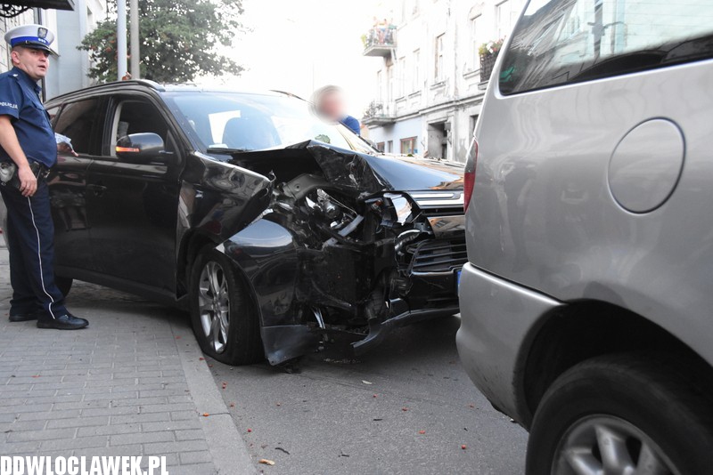Uderzył autem w drzewo na Brzeskiej