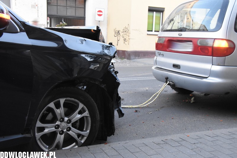 Uderzył autem w drzewo na Brzeskiej