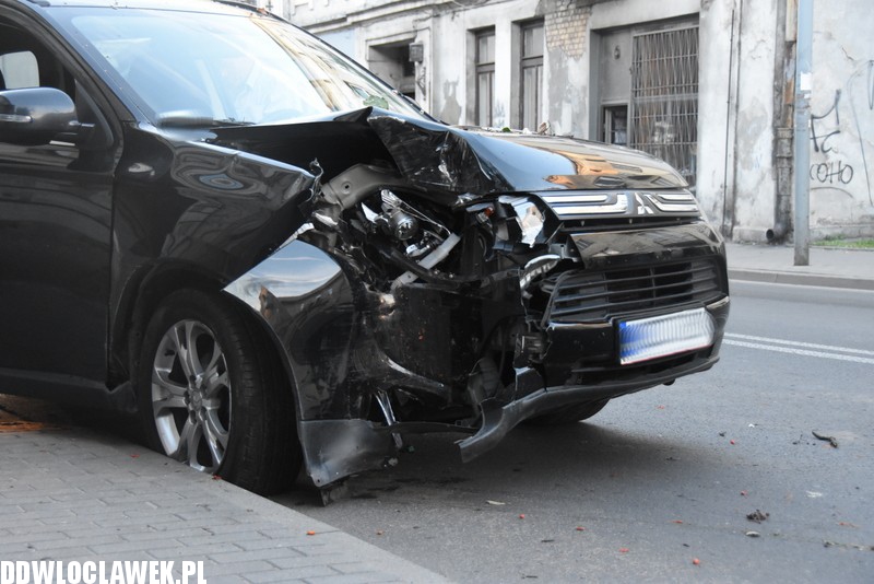 Uderzył autem w drzewo na Brzeskiej
