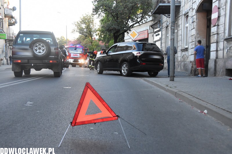 Uderzył autem w drzewo na Brzeskiej