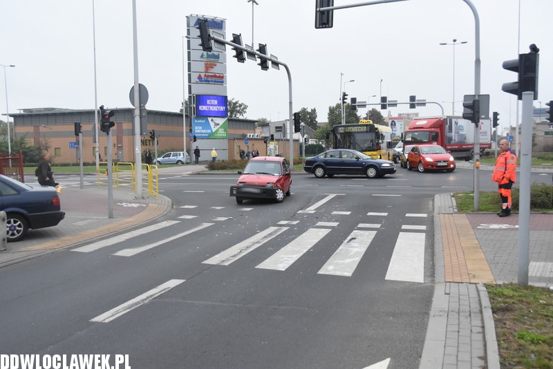 Kolizja na skrzyżowaniu Okrzei - Wronia