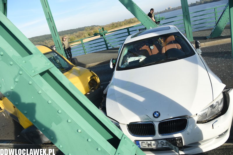 Karambol na moście. Cztery auta rozbite
