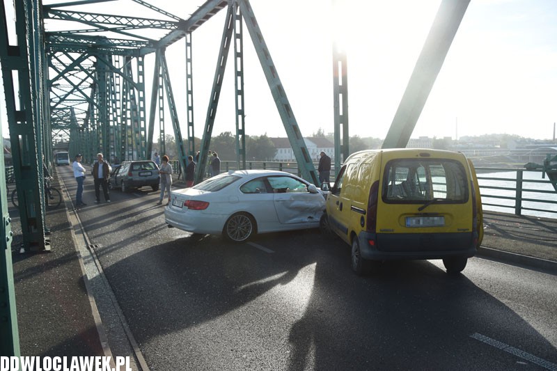 Karambol na moście. Cztery auta rozbite