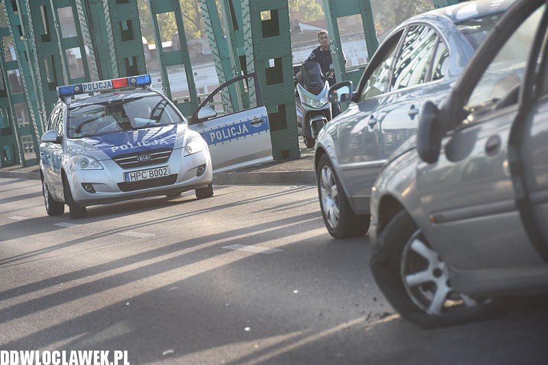 Karambol na moście. Cztery auta rozbite