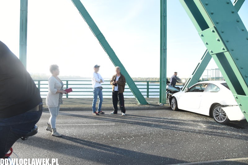 Karambol na moście. Cztery auta rozbite