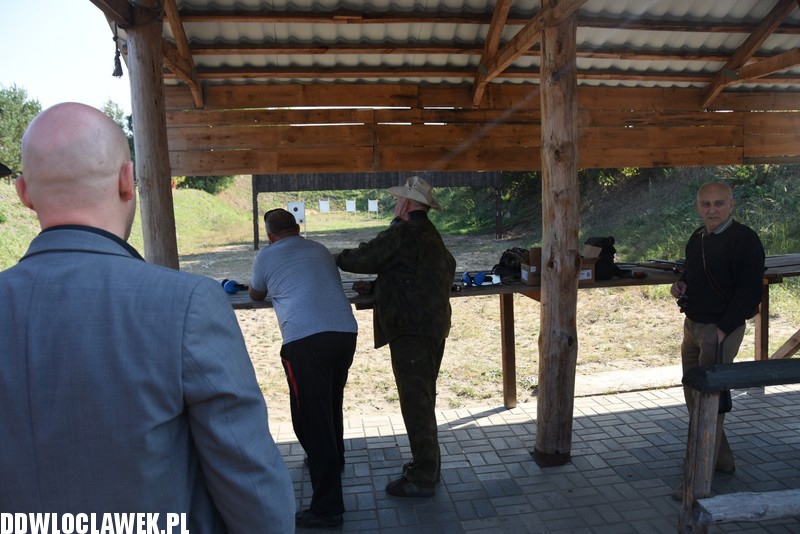 Zawody strzeleckie na strzelnicy