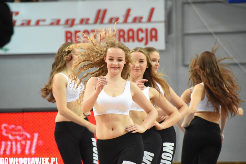 Cheerleaderki na meczu z Turowem