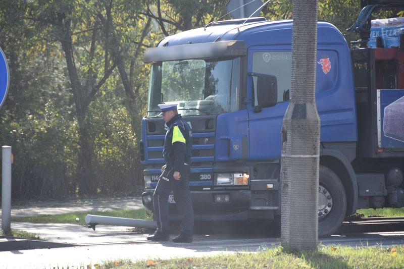 Scania uderzyła w radiowóz