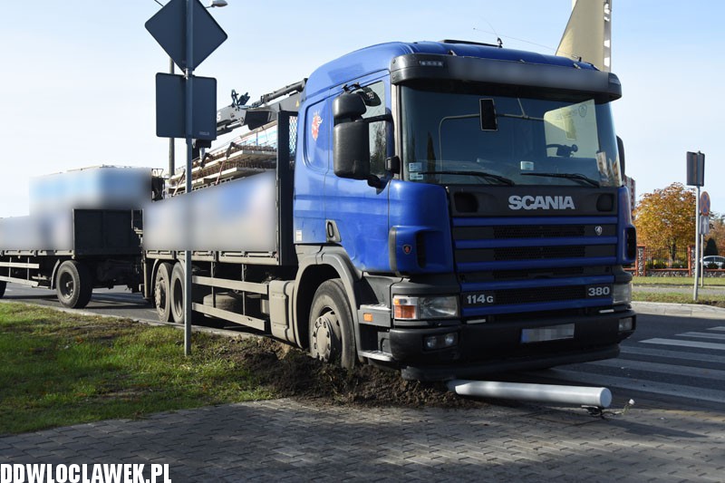 Scania uderzyła w radiowóz