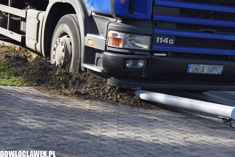 Scania uderzyła w radiowóz