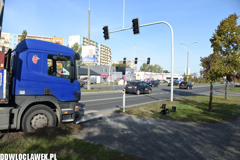 Scania uderzyła w radiowóz