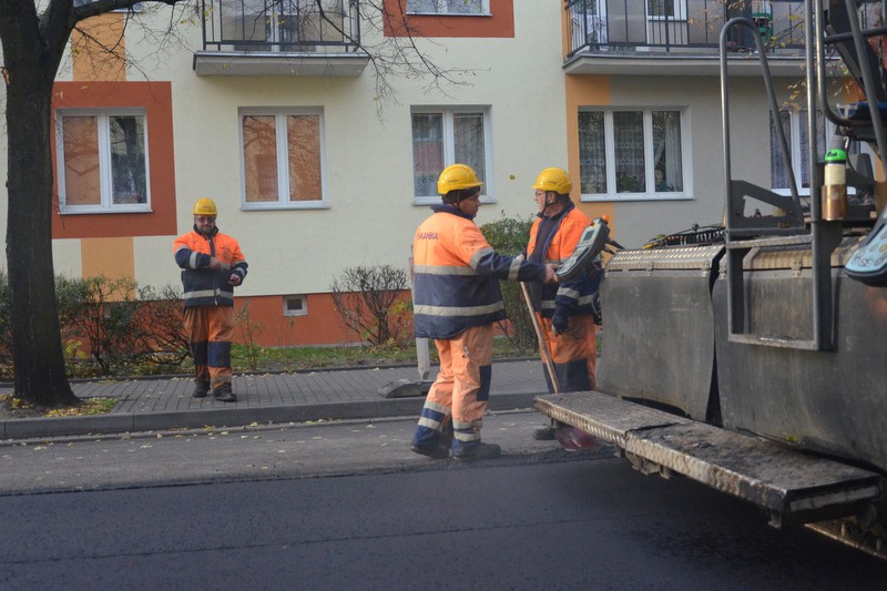 Na Chmielnej leją asfalt