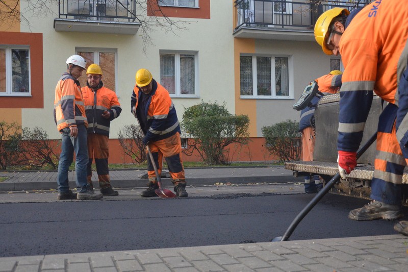 Na Chmielnej leją asfalt