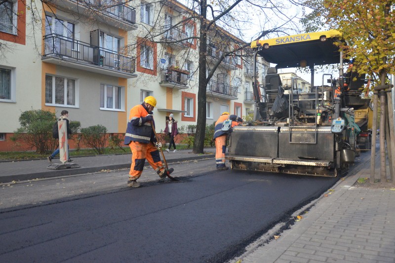 Na Chmielnej leją asfalt