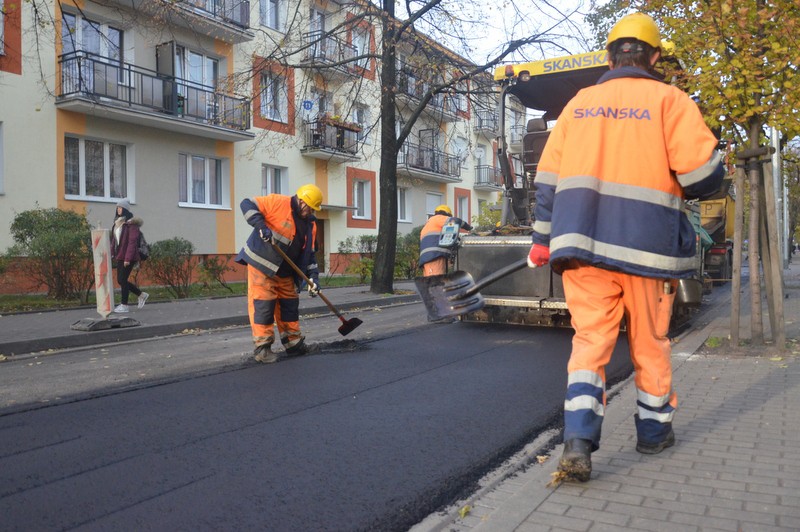 Na Chmielnej leją asfalt