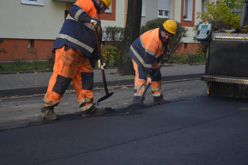 Na Chmielnej leją asfalt